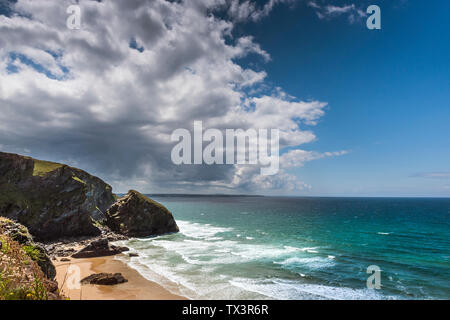 Des nuages de tempête réunissant plus de la spectaculaire côte nord des Cornouailles robuste. Banque D'Images