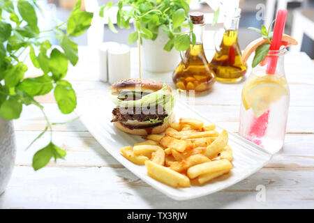 Burger de boeuf haché. Petits pains savoureux rôti servi avec des frites. Banque D'Images