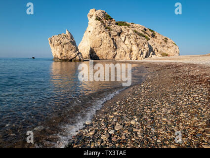 Le soleil du matin illumine rocher d'Aphrodite (Petra tou Romiou) près de Kouklia Paphos, région, République de Chypre. Banque D'Images