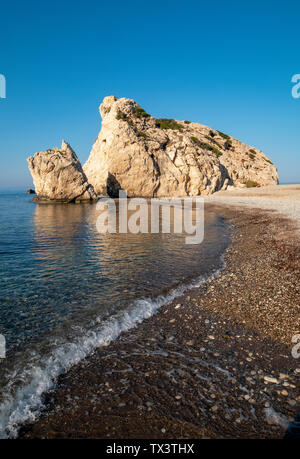 Le soleil du matin illumine rocher d'Aphrodite (Petra tou Romiou) près de Kouklia Paphos, région, République de Chypre. Banque D'Images