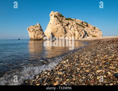 Le soleil du matin illumine rocher d'Aphrodite (Petra tou Romiou) près de Kouklia Paphos, région, République de Chypre. Banque D'Images