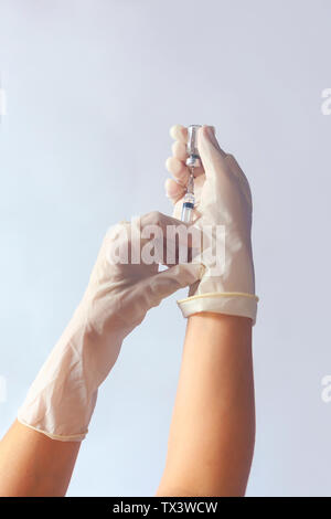 Une infirmière mains dans la main avec la seringue et la médecine. La vaccination la vaccination, médicaux et de concept. Seringue dans la main Banque D'Images