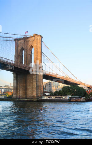 Le Pont de Brooklyn, bien-aimé, reliant Manhattan et Brooklyn, New York City, New York, USA Banque D'Images