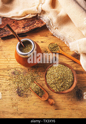 Le yerba maté argentin traditionnel plateau dans une calebasse calebasse avec bombilla stick Banque D'Images