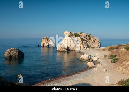 Le soleil du matin illumine rocher d'Aphrodite (Petra tou Romiou) près de Kouklia Paphos, région, République de Chypre. Banque D'Images