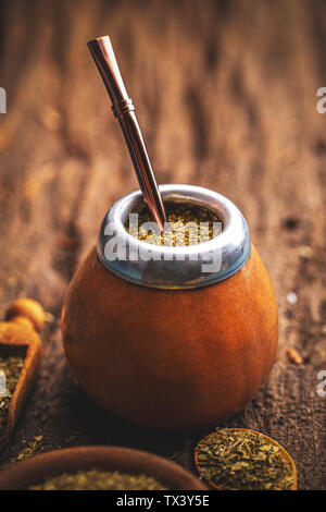 Thé Mate dans une calebasse calebasse traditionnelle avec bombilla Banque D'Images