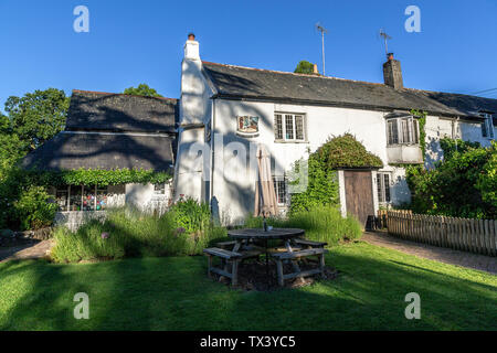 La personne n'Inn est une auberge du xviie siècle Devon Inn, Dartmoor, dans le Devon, Angleterre, Chambre, aucun peuple, ciel couvert, l'été, l'ancienne, l'Architecture, Bar Doddiscombsleigh Banque D'Images