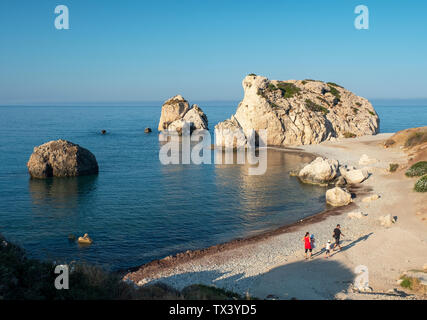 Le soleil du matin illumine rocher d'Aphrodite (Petra tou Romiou) près de Kouklia Paphos, région, République de Chypre. Banque D'Images