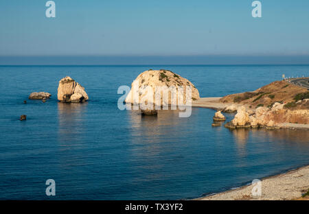 Le soleil du matin illumine rocher d'Aphrodite (Petra tou Romiou) près de Kouklia Paphos, région, République de Chypre. Banque D'Images