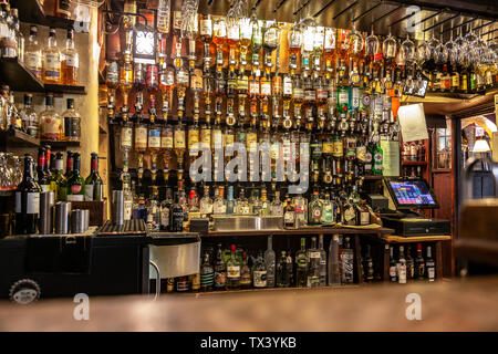 La personne n'Inn est une auberge du xviie siècle Devon Inn, Dartmoor, dans le Devon, Angleterre, Chambre, aucun peuple, ciel couvert, l'été, l'ancienne, l'Architecture, Bar Doddiscombsleigh Banque D'Images