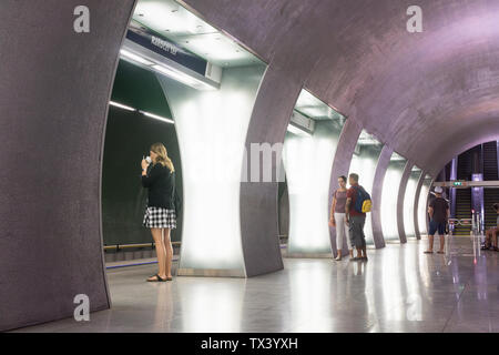 Les personnes qui les attendent à la station de métro Rakoczi ter sur la ligne M4 à Budapest, Hungari. Banque D'Images