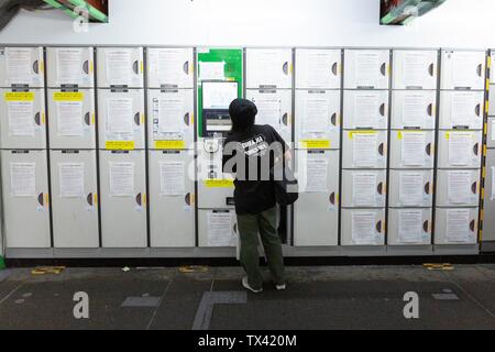 Tokyo, Japon. 24 Juin, 2019. Signes en japonais, anglais, coréen et chinois annoncent la suspension de casier de pièce de services en gare de Shibuya du 26 au 29 juin. Les panneaux annoncent que coin locker services sont suspendus au rail de Tokyo et les stations de métro d'avance sur le sommet du G20 à partir d'Osaka les 28 et 29 juin. Credit : Rodrigo Reyes Marin/AFLO/Alamy Live News Banque D'Images