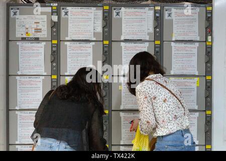 Tokyo, Japon. 24 Juin, 2019. Signes en japonais, anglais, coréen et chinois annoncent la suspension de casier de pièce de services en gare de Shibuya du 26 au 29 juin. Les panneaux annoncent que coin locker services sont suspendus au rail de Tokyo et les stations de métro d'avance sur le sommet du G20 à partir d'Osaka les 28 et 29 juin. Credit : Rodrigo Reyes Marin/AFLO/Alamy Live News Banque D'Images