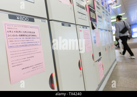 Tokyo, Japon. 24 Juin, 2019. Signes en japonais, anglais, coréen et chinois annoncent la suspension de coin locker services dans la gare de Shinjuku du 24 juin au 29. Les panneaux annoncent que coin locker services sont suspendus au rail de Tokyo et les stations de métro d'avance sur le sommet du G20 à partir d'Osaka les 28 et 29 juin. Credit : Rodrigo Reyes Marin/AFLO/Alamy Live News Banque D'Images