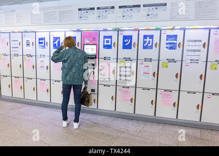 Tokyo, Japon. 24 Juin, 2019. Signes en japonais, anglais, coréen et chinois annoncent la suspension de coin locker services dans la gare de Shinjuku du 24 juin au 29. Les panneaux annoncent que coin locker services sont suspendus au rail de Tokyo et les stations de métro d'avance sur le sommet du G20 à partir d'Osaka les 28 et 29 juin. Credit : Rodrigo Reyes Marin/AFLO/Alamy Live News Banque D'Images