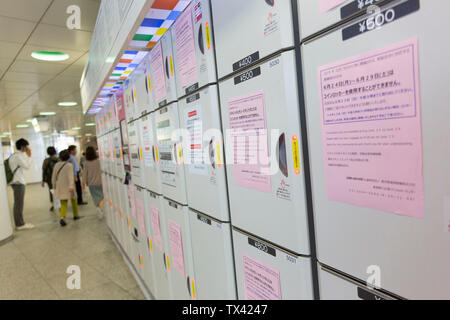 Tokyo, Japon. 24 Juin, 2019. Signes en japonais, anglais, coréen et chinois annoncent la suspension de coin locker services dans la gare de Shinjuku du 24 juin au 29. Les panneaux annoncent que coin locker services sont suspendus au rail de Tokyo et les stations de métro d'avance sur le sommet du G20 à partir d'Osaka les 28 et 29 juin. Credit : Rodrigo Reyes Marin/AFLO/Alamy Live News Banque D'Images