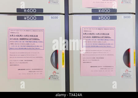 Tokyo, Japon. 24 Juin, 2019. Signes en japonais, anglais, coréen et chinois annoncent la suspension de coin locker services dans la gare de Shinjuku du 24 juin au 29. Les panneaux annoncent que coin locker services sont suspendus au rail de Tokyo et les stations de métro d'avance sur le sommet du G20 à partir d'Osaka les 28 et 29 juin. Credit : Rodrigo Reyes Marin/AFLO/Alamy Live News Banque D'Images