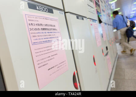 Tokyo, Japon. 24 Juin, 2019. Signes en japonais, anglais, coréen et chinois annoncent la suspension de coin locker services dans la gare de Shinjuku du 24 juin au 29. Les panneaux annoncent que coin locker services sont suspendus au rail de Tokyo et les stations de métro d'avance sur le sommet du G20 à partir d'Osaka les 28 et 29 juin. Credit : Rodrigo Reyes Marin/AFLO/Alamy Live News Banque D'Images