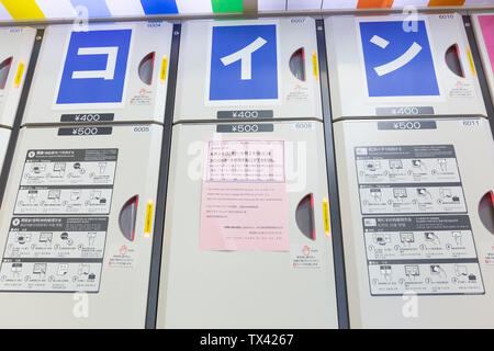 Tokyo, Japon. 24 Juin, 2019. Signes en japonais, anglais, coréen et chinois annoncent la suspension de coin locker services dans la gare de Shinjuku du 24 juin au 29. Les panneaux annoncent que coin locker services sont suspendus au rail de Tokyo et les stations de métro d'avance sur le sommet du G20 à partir d'Osaka les 28 et 29 juin. Credit : Rodrigo Reyes Marin/AFLO/Alamy Live News Banque D'Images