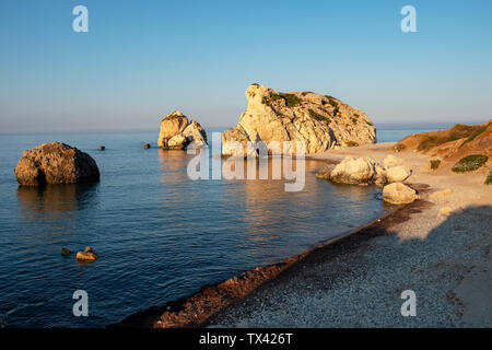 Le soleil du matin illumine rocher d'Aphrodite (Petra tou Romiou) près de Kouklia Paphos, région, République de Chypre. Banque D'Images