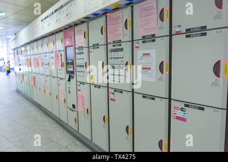 Tokyo, Japon. 24 Juin, 2019. Signes en japonais, anglais, coréen et chinois annoncent la suspension de coin locker services dans la gare de Shinjuku du 24 juin au 29. Les panneaux annoncent que coin locker services sont suspendus au rail de Tokyo et les stations de métro d'avance sur le sommet du G20 à partir d'Osaka les 28 et 29 juin. Credit : Rodrigo Reyes Marin/AFLO/Alamy Live News Banque D'Images