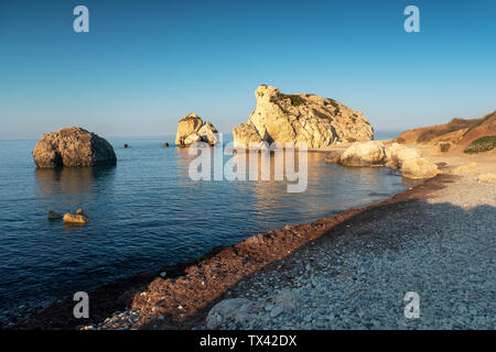 Le soleil du matin illumine rocher d'Aphrodite (Petra tou Romiou) près de Kouklia Paphos, région, République de Chypre. Banque D'Images