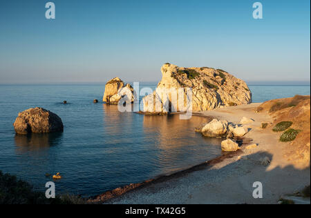 Le soleil du matin illumine rocher d'Aphrodite (Petra tou Romiou) près de Kouklia Paphos, région, République de Chypre. Banque D'Images