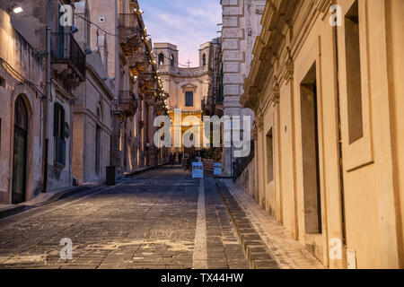 La Sicile, Noto, alley à Chiesa di Montevergine le soir Banque D'Images