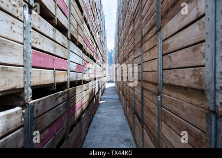 Des piles de caisses sur chantier en usine Banque D'Images