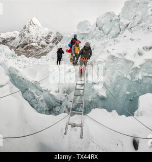 Le Népal, Solo Khumbu, les alpinistes sur Everest Cascade Banque D'Images