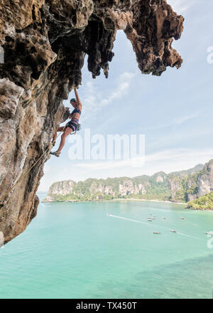 La Thaïlande, Krabi, Thaiwand wall, woman climbing rock en mur au-dessus de la mer Banque D'Images