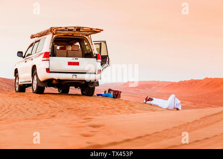 Prendre une pause bédouin près de sa voiture dans le désert, il Wahiba Sands, Oman Banque D'Images