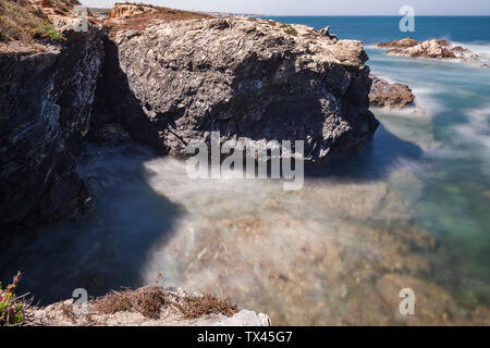 Route des pêcheurs, situé dans le sud-ouest du Portugal, avec ses formations rocheuses et la mer cristalline. Banque D'Images