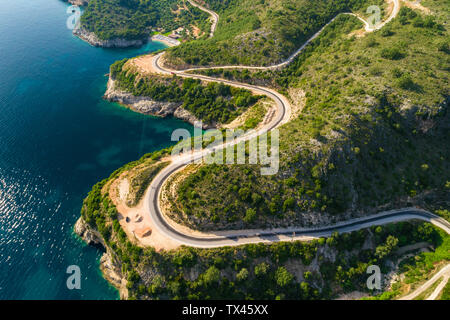 Grèce, vue aérienne de la route côtière jusqu'à Igoumenitsa Banque D'Images