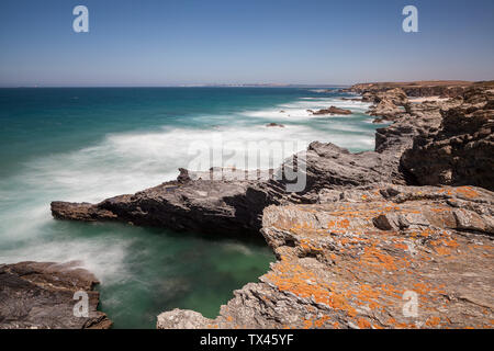 Route des pêcheurs, situé dans le sud-ouest du Portugal, avec ses formations rocheuses et la mer cristalline. Banque D'Images