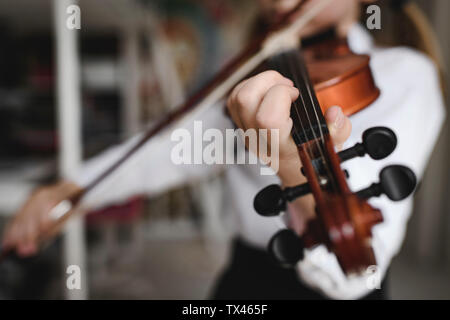 Close-up of girl playing violin Banque D'Images