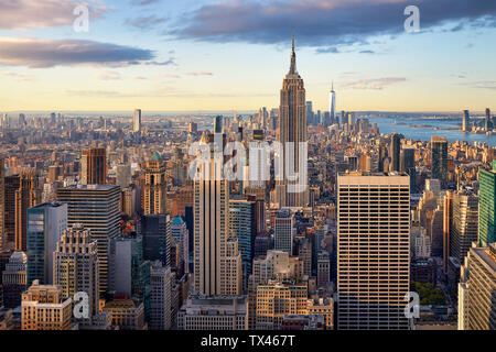 Abaisser et Midtown Manhattan skyline au lever du soleil, New York City, New York, United States Banque D'Images