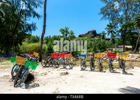 Seychelles, La Digue, garé des vélos à la plage Banque D'Images