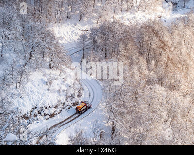 L'Espagne, Asturies, Picos de Europa, le Mirador de Piedrashistas, camion chasse-neige en hiver la route de compensation Banque D'Images