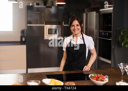 Portrait of smiling woman in kitchen Banque D'Images