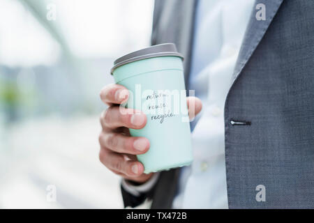 Close-up of businessman holding recyclable la tasse de café à emporter Banque D'Images