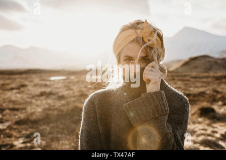 Royaume-uni, Ecosse, Loch Lomond et les Trossachs National Park, portrait of young woman in rural landscape Banque D'Images