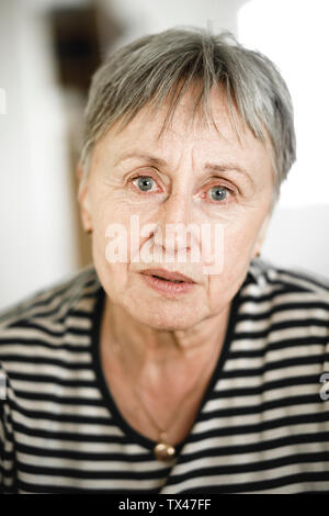 Portrait of senior woman avec les cheveux courts, respectable à la caméra en Banque D'Images