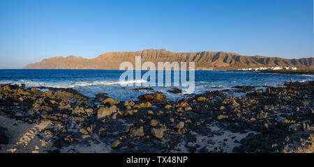 Espagne, Canaries, Lanzarote, Caleta de Famara, Risco de Famara Banque D'Images