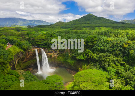 USA, Hawaii, Kauai, parc d'état de Wailua, Wailua Falls, vue aérienne Banque D'Images