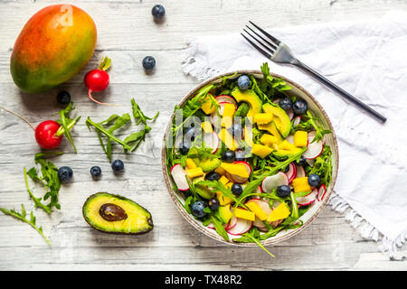 Bol de salade de roquette à la mangue, avocat, radis rouges et les bleuets Banque D'Images