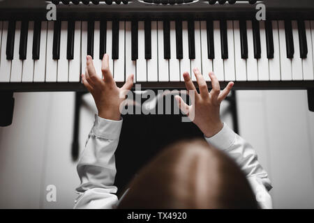 Vue de dessus d'une jeune fille jouant synthesizer Banque D'Images