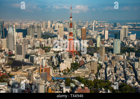 Japon, Tokyo, paysage urbain avec Tour de Tokyo vu de Roppongi Hills Banque D'Images