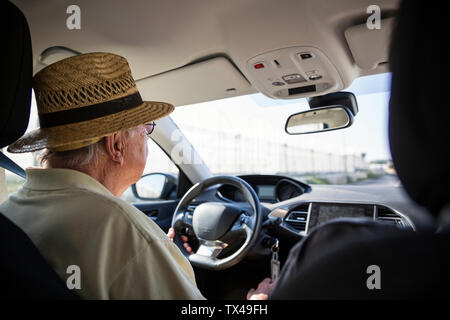 La Sicile, Ragusa, senior man with straw hat driving car Banque D'Images