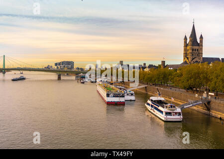 Allemagne, Cologne, église St Martin lors d'une grande Rhin Banque D'Images